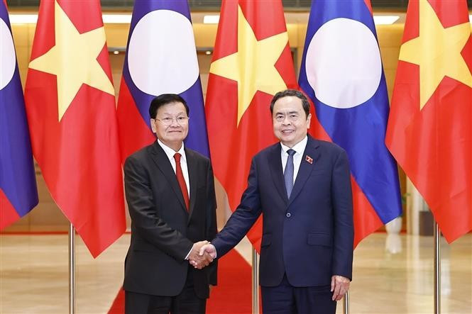 Vietnamese NA Chairman Tran Thanh Man (R) meets with Party General Secretary and President of Laos Thongloun Sisoulith in Hanoi on September 2. (Photo: VNA)