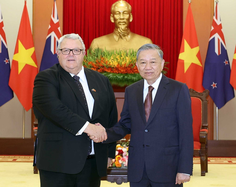 Party General Secretary To Lam (R) and Speaker of the New Zealand House of Representatives (Parliament) Gerry Brownlee in Hanoi on August 28. (Photo: VNA)