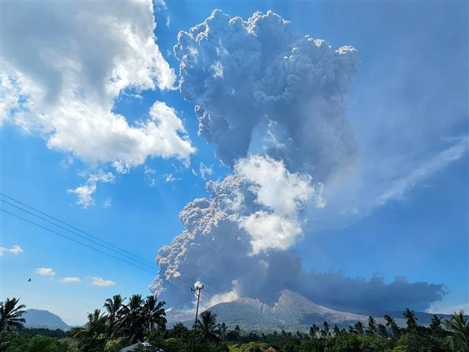 This photo provided by the Geological Agency of Indonesia's Energy and Mineral Resources Ministry shows volcanic materials spewing from Mount Lewotobi Laki-Laki at East Flores regency in East Nusa Tenggara, Indonesia, on July 7. (Photo: Xinhua/VNA)