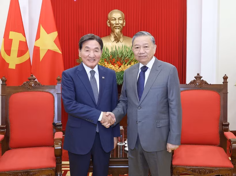 Party General Secretary To Lam (R) and special envoy of the RoK President Park Chang Dal at the meeting in Hanoi on July 29. (Photo: VNA)