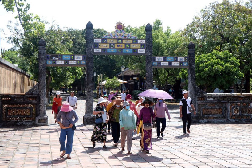 Tourists at the Hue Royal Citadel (Photo: VNA)