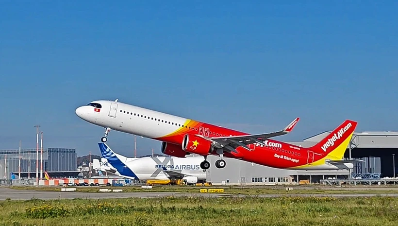 In 2024, Vietjet's aviation revenue reached 71.545 trillion VND (approx. 2.8 billion USD), with after-tax profit exceeding 1.3 trillion VND (51.6 million USD), increasing by 33% and 697% YoY, respectively. (Photo courtesy of Vietjet)