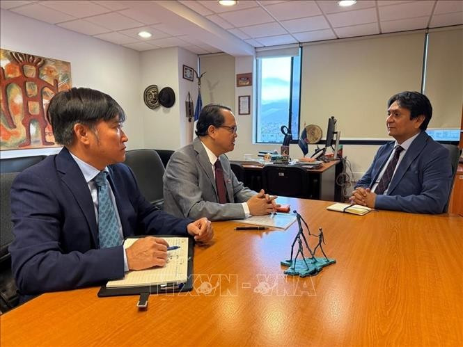 Vietnamese Ambassador to Chile Nguyen Viet Cuong meets with Governor of Antofagasta Ricardo Heriberto Díaz Cortés. (Photo: VNA)