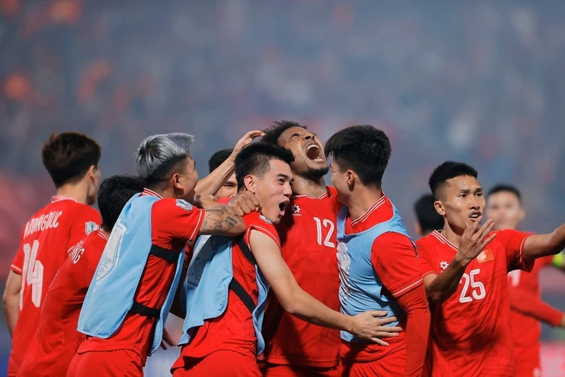 Naturalised striker Nguyen Xuan Son (No. 12) scores all two goals for Vietnam (Photo: VNA)