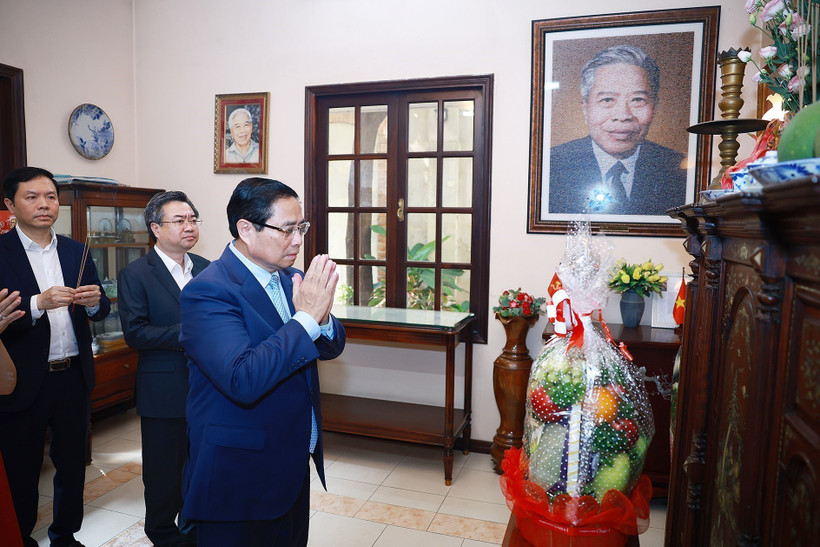 Prime Minister Pham Minh Chinh pays respects to former Chairman of the Council of Ministers Pham Hung at his residence in Ho Chi Minh City on April 29. (Photo: VNA)