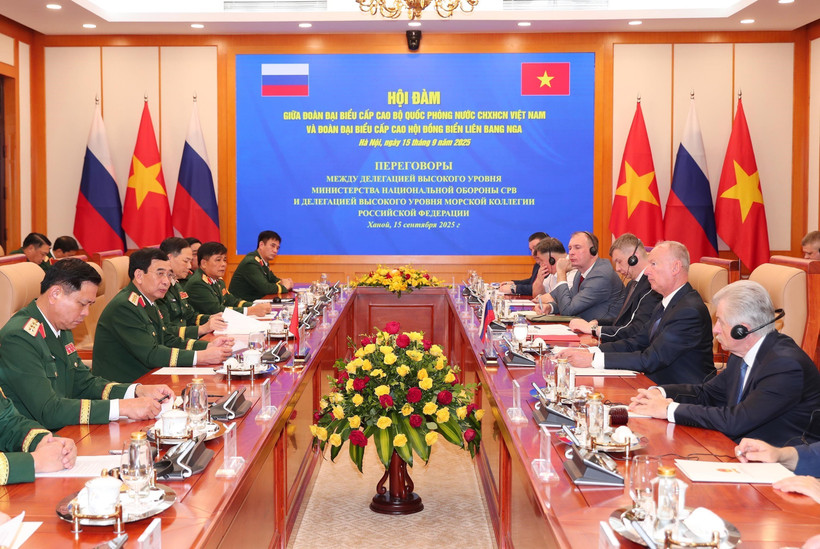 The talks between Minister of National Defence Gen. Phan Van Giang and Nikolai Patrushev, Aide to the President of Russia and Chairman of the Maritime Board, in Hanoi on September 15 (Photo: VNA)