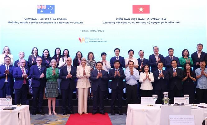 Governor-General of Australia Sam Mostyn, Politburo member and President of the HCMA and Chairman of the Central Theory Council Professor Dr. Nguyen Xuan Thang and delegates at the forum (Photo: VNA)