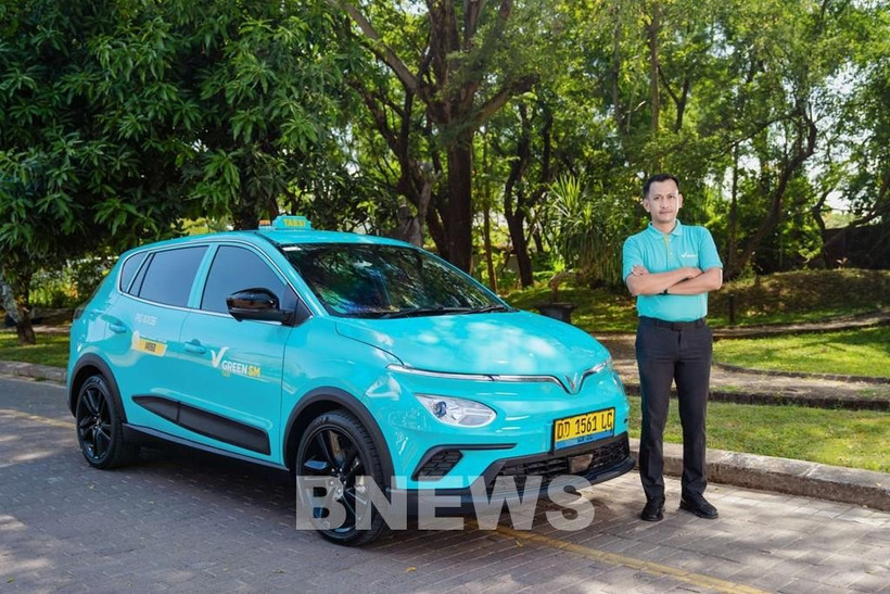 Green SM - GSM's pioneering electric taxi service officially has been launched in Bekasi city, Indonesia. (Photo: VNA)