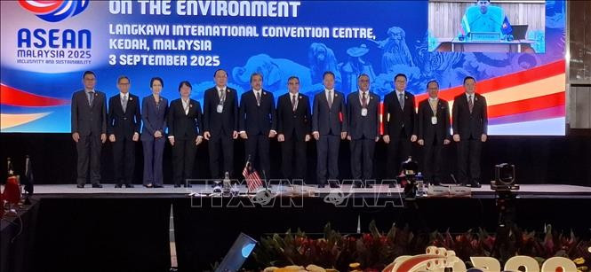 Deputy Minister of Agriculture and Environment Le Cong Thanh (5th, left) and delegates pose for a group photo at the AMME-18 in Langkawi, Malaysia. (Photo: VNA)