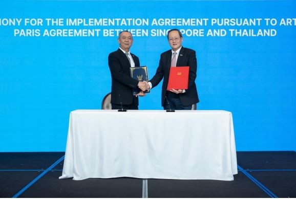 Singapore’s Minister for Manpower and Minister-in-charge of Energy and Science & Technology Tan See Leng (R) and Thailand’s Minister of Natural Resources and Environment, Chalermchai Sri-on sign an Implementation Agreement to collaborate on carbon credits under Article 6 of the Paris Agreement. (Photo: Singapore's Ministry of Trade and Industry)