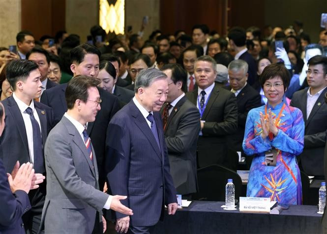 General Secretary of the Communist Party of Vietnam Central Committee To Lam and Prime Minister of the Republic of Korea (RoK) Kim Min-seok attend a Vietnam - RoK Economic Forum in Seoul on August 12. (Photo: VNA)
