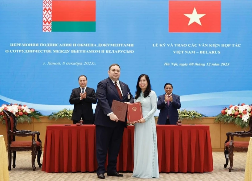 At the signing ceremony (Photo: Vietnamese Ministry of Foreign Affairs)