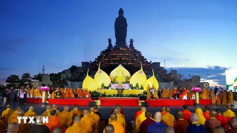 A view of the sacred ceremony to enshrine the sacred Śarīra of Shakyamuni Buddha and pray for world peace at the Ba Den Mountain National Tourist Site. (Photo: VNA).