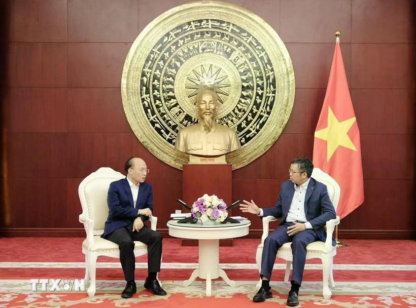 Vietnamese Ambassador to China Pham Thanh Binh (right) and Vice Chairman of the Guangxi Zhuang Autonomous Region. (Photo: VNA)