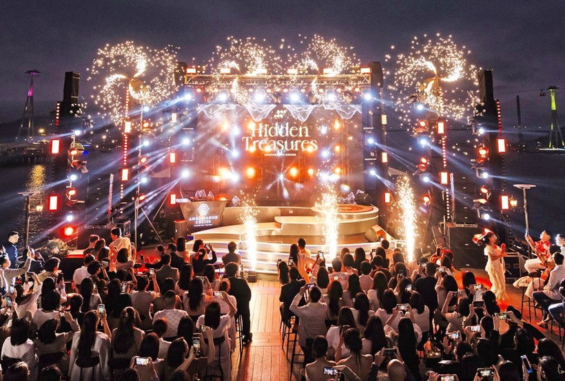 A music show on a nighttime cruise in Quang Ninh. (Photo: hanoimoi.vn)