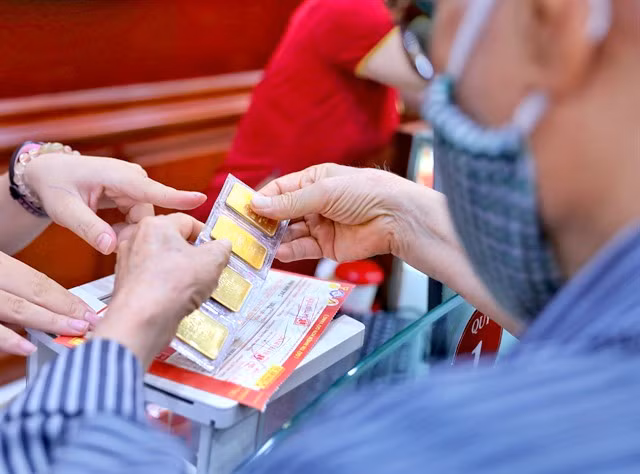 A customer buys gold at a Bao Tin Minh Chau store in Hanoi (Photo: VNA)