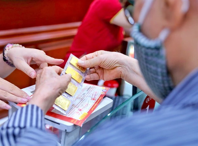 A customer buys gold at a Bao Tin Minh Chau store in Hanoi (Photo: VNA)