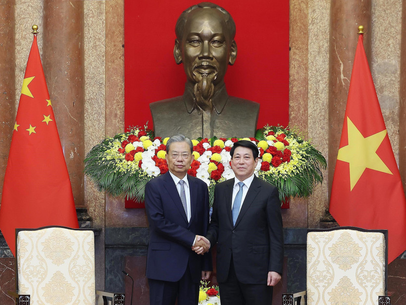State President Luong Cuong (R) and Zhao Leji, member of the Standing Committee of the Political Bureau of the Communist Party of China (CPC) Central Committee and Chairman of the Standing Committee of the National People’s Congress (NPC) of China, in Hanoi on September 1 (Photo: VNA)