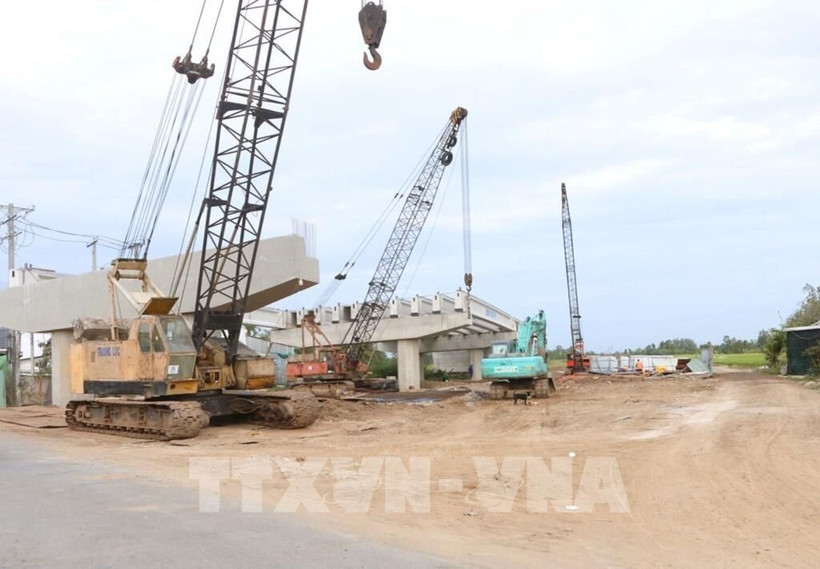 Construction at Sub-project No. 4 of the Chau Doc - Can Tho - Soc Trang expressway project, which is funded with public investment capital. Photo: VNA)