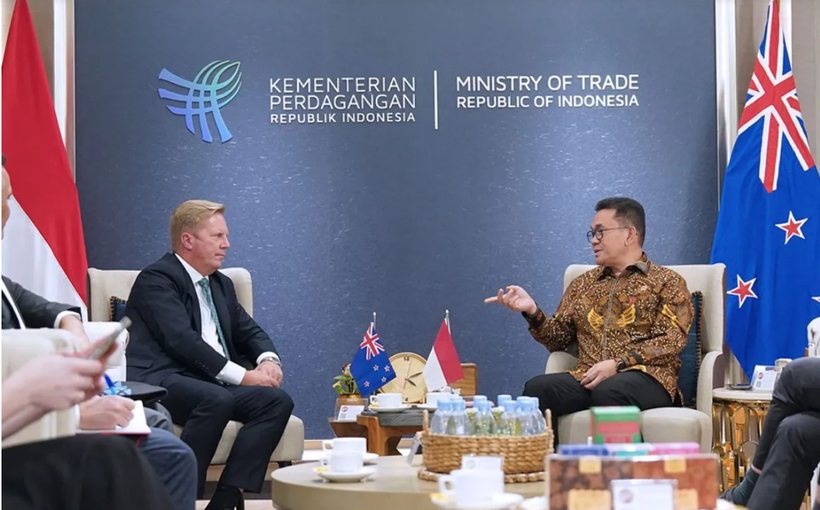 Minister of Trade, Budi Santoso (right), and New Zealand Minister of Trade and Investment, Todd Michael McClay (left), during a bilateral meeting in Jakarta on August 7. (Photo: ANTARA)
