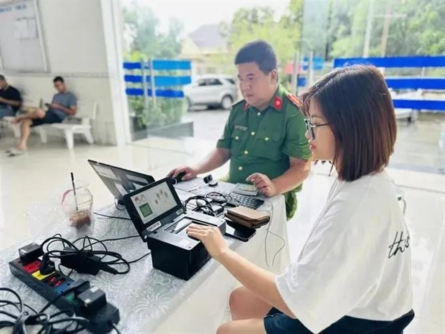 Police in HCM City's Thu Duc city issue level-2 e-identification accounts to citizens. (Photo: www.sggp.org.vn)