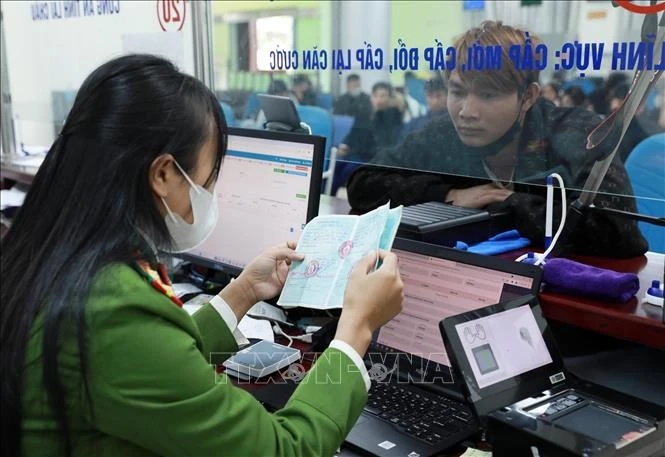 A police officer in Lai Chau province guides citizens to complete administrative procedures at the provincial Public Administrative Service Centre. (Photo: VNA)