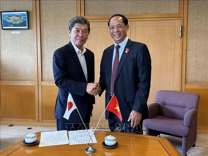 NA Vice Chairman Tran Quang Phuong (R) and Speaker of the Oita Prefectural Assembly Shima Koichi at their meeting on September 26 (Photo: VNA)