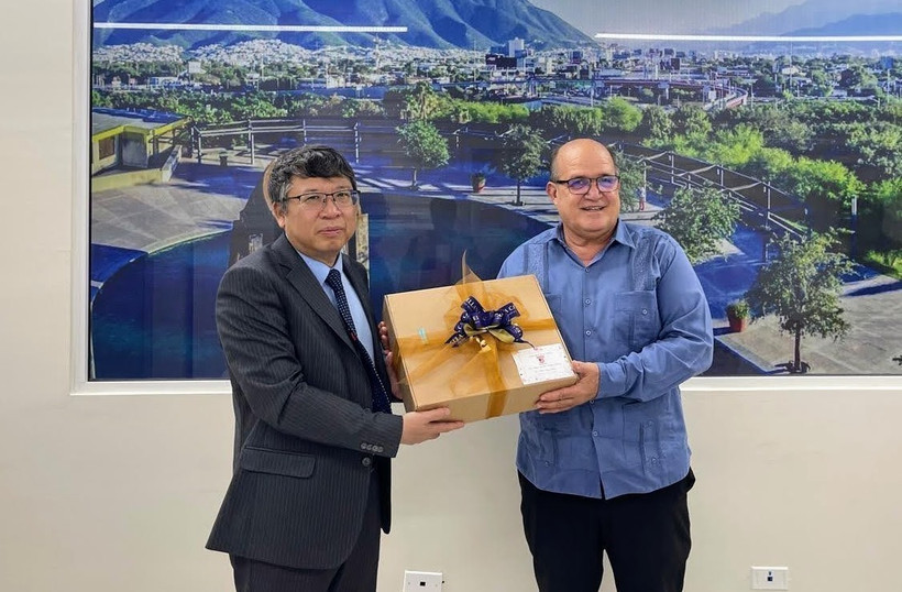 Dr. Ruben Zardoya, Rector of Emiliano Zapata University gives a present to Vietnamese Ambassador to Mexico Nguyen Van Hai (left). (Photo: VNA)