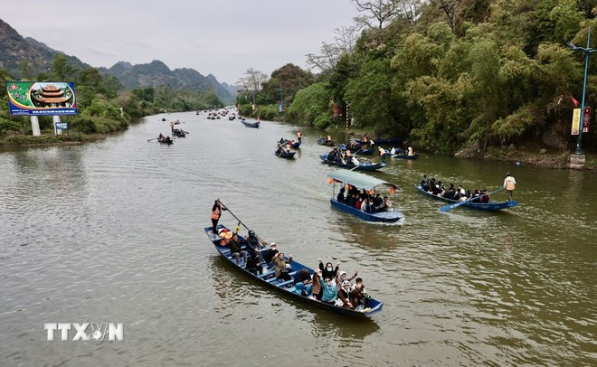 Yen Stream is bustling with boats carrying visitors to celebrate the Huong Pagoda Festival. (Photo: VNA)