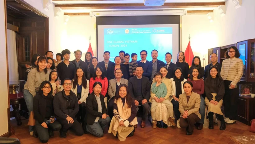 Vietnamese experts and scientists living in Denmark, Norway, Sweden and France pose for a photo (Photo: baoquocte.vn)