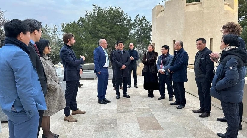 Vietnamese Ambassador to France Dinh Toan Thang and Vietnamese trade, investment, science and technology counsellors talk with enterprises. (Photo: VNA)