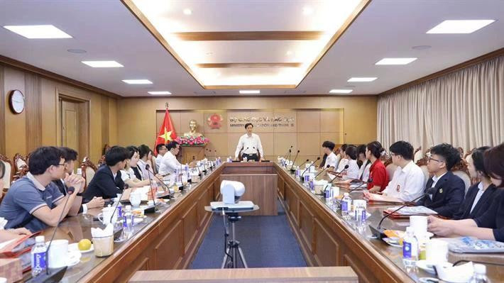 Representatives from the Ministry of Education and Training meet with students who compete at the Regeneron International Science and Engineering Fair (ISEF) 2025. (Photo: nhandan.vn)