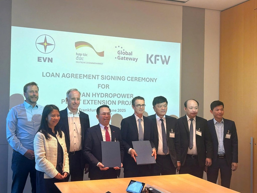 Representatives of EVN and the German Reconstruction Bank at the signing ceremony. (Photo: Courtesy of EVN)