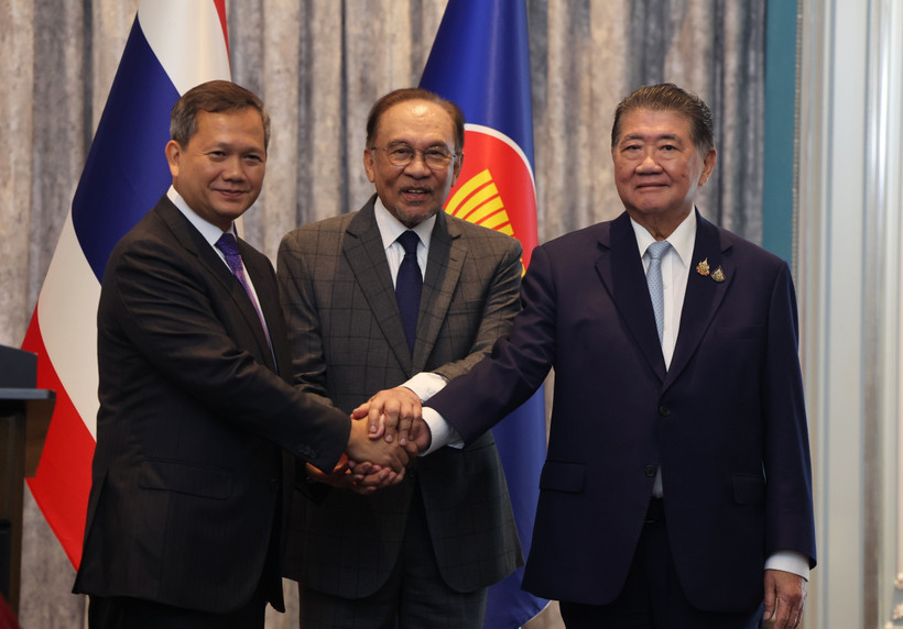 Malaysia's PM Anwar Ibrahim (centre), Cambodia's PM Hun Manet (left) and Thailand's acting PM Phumtham Wechayachai shake hands following a press conference in Malaysia on July 28. (Photo: XINHUA/VNA)