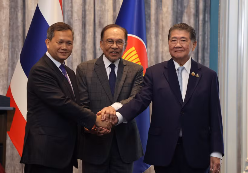 Malaysia's PM Anwar Ibrahim (centre), Cambodia's PM Hun Manet (left) and Thailand's acting PM Phumtham Wechayachai shake hands following a press conference in Malaysia on July 28. (Photo: XINHUA/VNA)