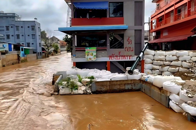Sandbags are put up in flood-prone areas in Mae Sai district of Chiang Rai province on Friday. (Photo: Chiang Rai public relations office)