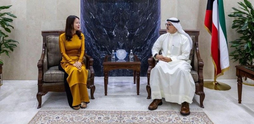 Vietnamese Deputy Minister of Foreign Affairs Nguyen Minh Hang (L) and Kuwaiti First Deputy Minister of Foreign Affairs Sheikh Jarrah Jaber Al-Ahmad Al-Sabah. (Photo: VNA)