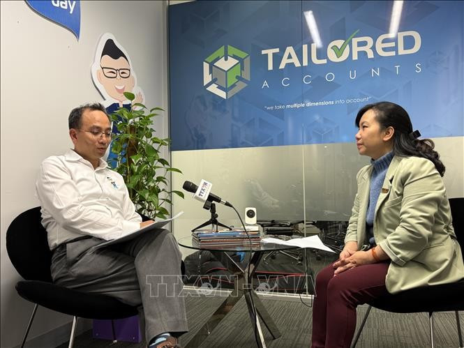 Harry Hoang OAM (left), President of the Vietnamese Business Association and Chairman of the Vietnamese People Association in Canberra, in an interview with a Vietnam News Agency correspondent in Australia (Photo: VNA)