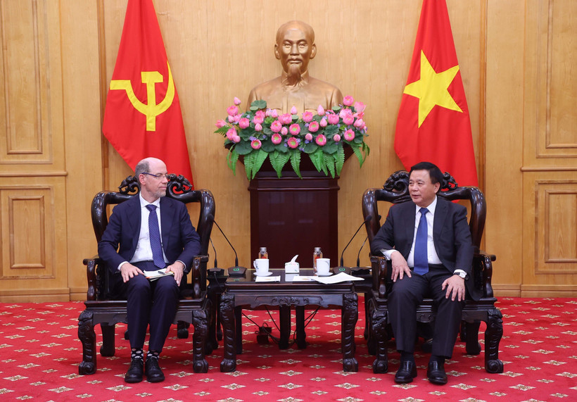 Prof. Dr. Nguyen Xuan Thang (R), Politburo member and Director of the Ho Chi Minh National Academy of Politics, receives Doron Avnin, Google's Vice President of Government Affairs and Public Policy for the Emerging Markets, on July 17. (Photo: VNA)