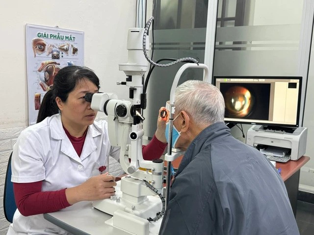 Doctor examines the eyes of a diabetic patient at HITEC Hospital. (Photo courtesy of the hospital)