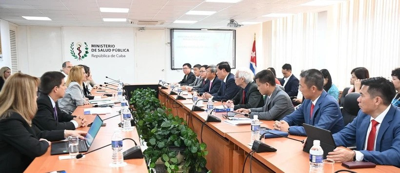 The working session between the Vietnamese delegation and the Cuban Ministry of Health (Photo: VNA)