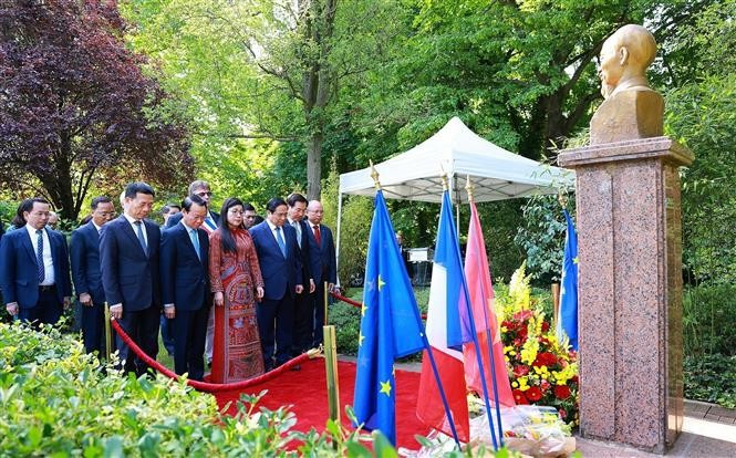 Prime Minister Pham Minh Chinh and the Vietnamese delegation lay flowers in tribute to President Ho Chi Minh at his statue in the Ho Chi Minh Space, Montreau Park in Montreuil city, France on June 11 morning. (Photo: VNA)