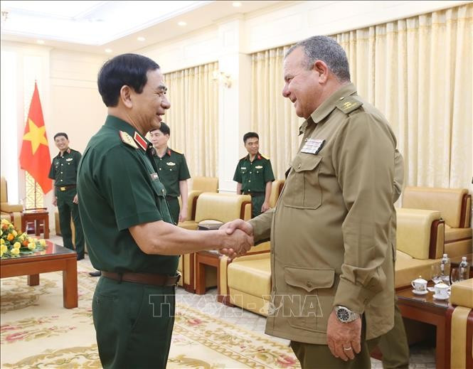 Minister of National Defence Gen. Phan Van Giang (L) and Chief of the Political Directorate of the Cuban Revolutionary Armed Forces Lieut. Gen Victor Leonardo Rojo Ramos (Photo: VNA)