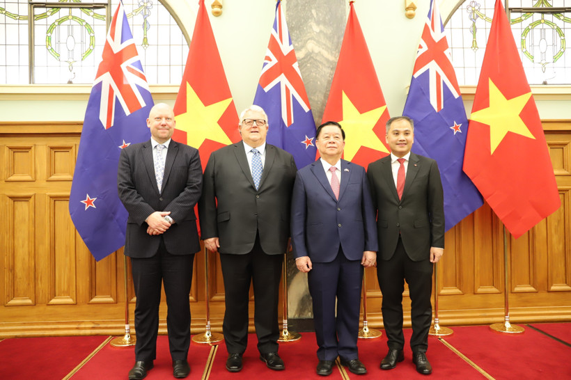 Secretary of the Communist Party of Vietnam Central Committee and head of its Commission for Information, Education, and Mass Mobilisation Nguyen Trong Nghia (second, right) , Speaker of the New Zealand House of Representatives Gerry Brownlee (second, left), and other delegates at the ceremony. (Photo: VNA)