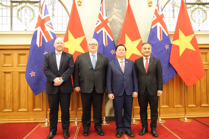 Secretary of the Communist Party of Vietnam Central Committee and head of its Commission for Information, Education, and Mass Mobilisation Nguyen Trong Nghia (second, right) , Speaker of the New Zealand House of Representatives Gerry Brownlee (second, left), and other delegates at the ceremony. (Photo: VNA)