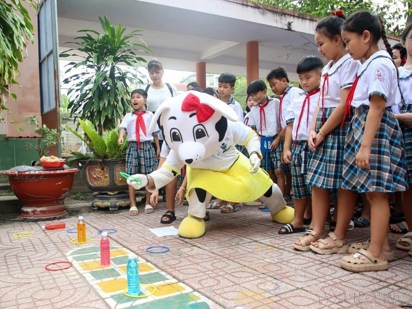 Students in Tan Bien Primary School in Tay Ninh province have an exciting day with various activities at school playground. (Photo: VNA)