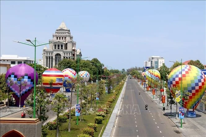 Hot-air balloons are seen along Nguyen Tat Thanh street, Phan Thiet city, the south-central province of Binh Thuan. (Photo: VNA)