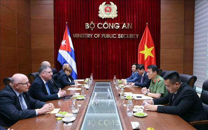Vietnamese Minister of Public Security General Luong Tam Quang holds talks with Cuban Minister of the Interior Major General Lázaro Alberto Álvarez Casas in Hanoi on August 15. (Photo: VNA)
