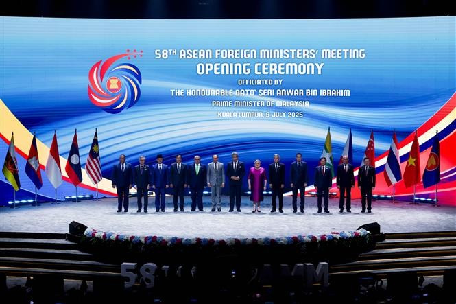 Malaysian Prime Minister Anwar Ibrahim (sixth from left) poses for a photo with foreign ministers of ASEAN countries, Timor Leste and ASEAN Secretary-General Dr. Kao Kim Hourn at the opening ceremony of the AMM-58 on July 9. (Photo: VNA)