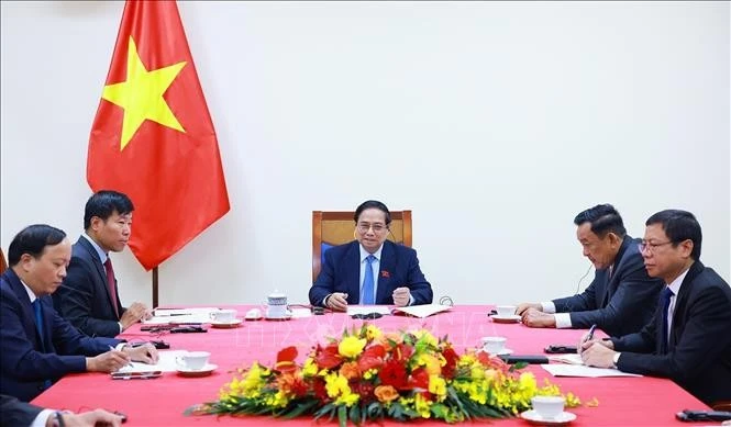 Prime Minister Pham Minh Chinh (centre) in the phone talks with Secretary-General of the People’s Action Party (PAP) and Prime Minister of Singapore Lawrence Wong on May 8. (Photo: VNA)